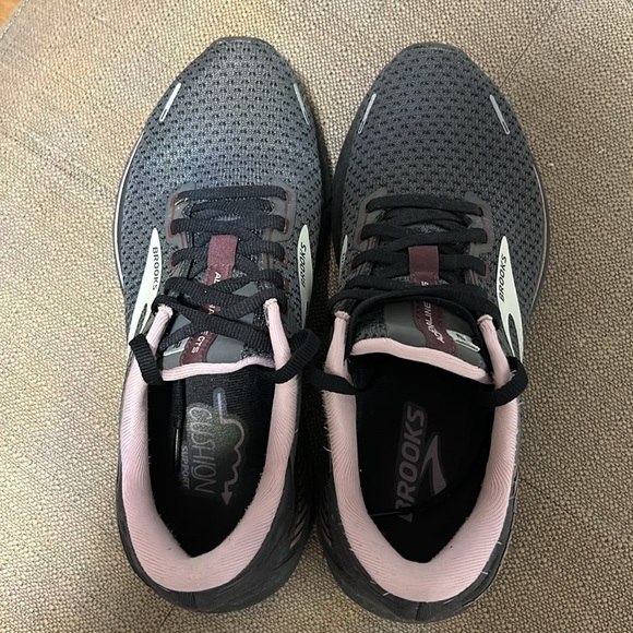 Brooks running shoes - Picture 4 of 6